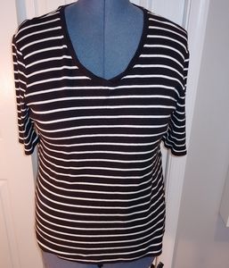 Jones New York T shirt